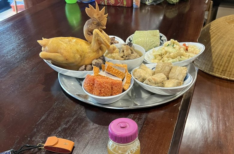 Mẹ ruột Xuân Bắc cùng con dâu quây quần gói bánh chưng ở quê, vợ chăm chia sẻ món ngon chuẩn vị Tết - 9