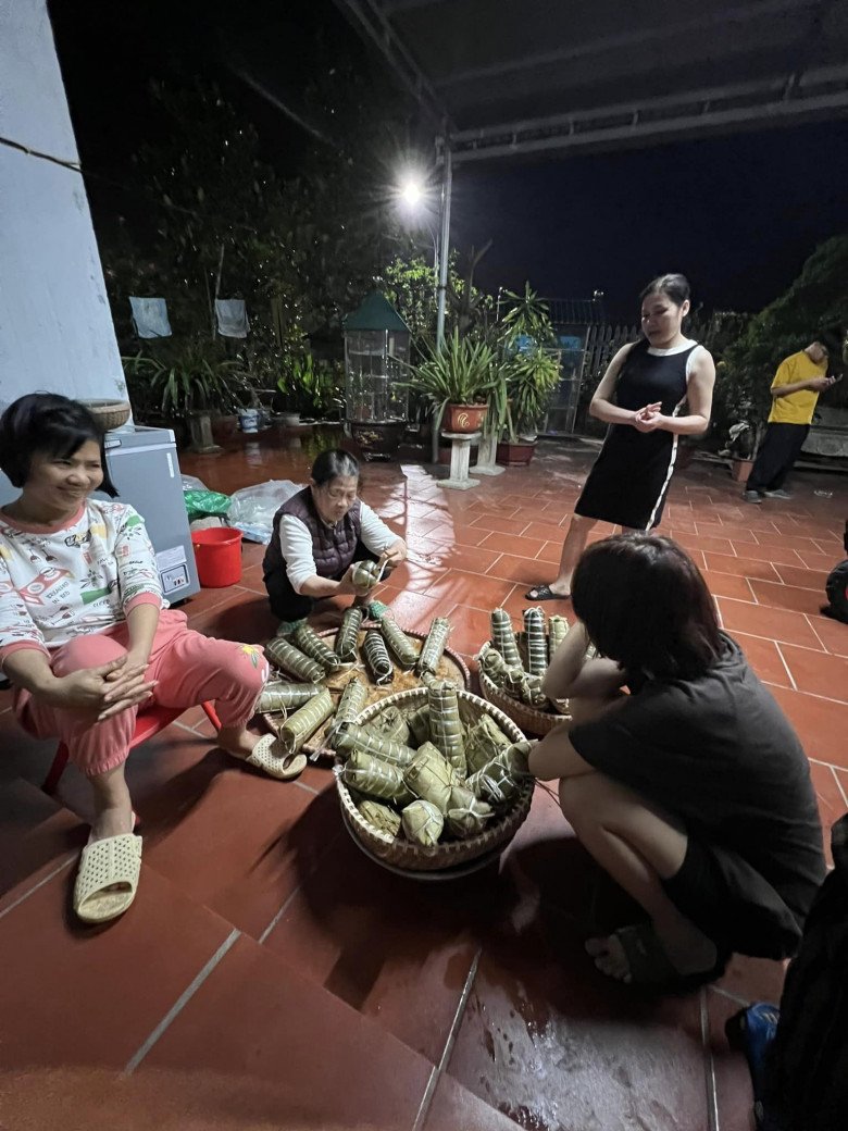 Mẹ ruột Xuân Bắc cùng con dâu quây quần gói bánh chưng ở quê, vợ chăm chia sẻ món ngon chuẩn vị Tết - 6