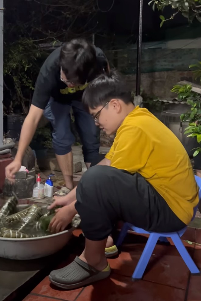 Mẹ ruột Xuân Bắc cùng con dâu quây quần gói bánh chưng ở quê, vợ chăm chia sẻ món ngon chuẩn vị Tết - 7