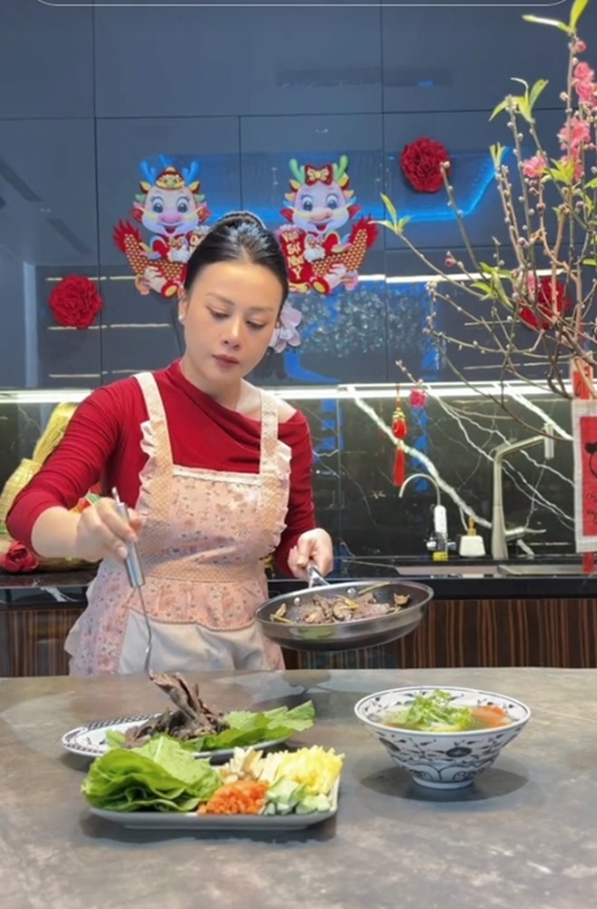 Bà bầu Phương Oanh khoe toàn món ngày Tết sang chảnh, Shark Bình lại thích cơm rau dưa đơn giản thế này - 3