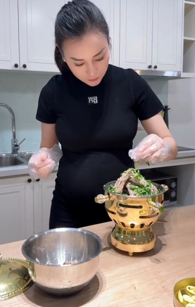 Bà bầu Phương Oanh khoe toàn món ngày Tết sang chảnh, Shark Bình lại thích cơm rau dưa đơn giản thế này - 6