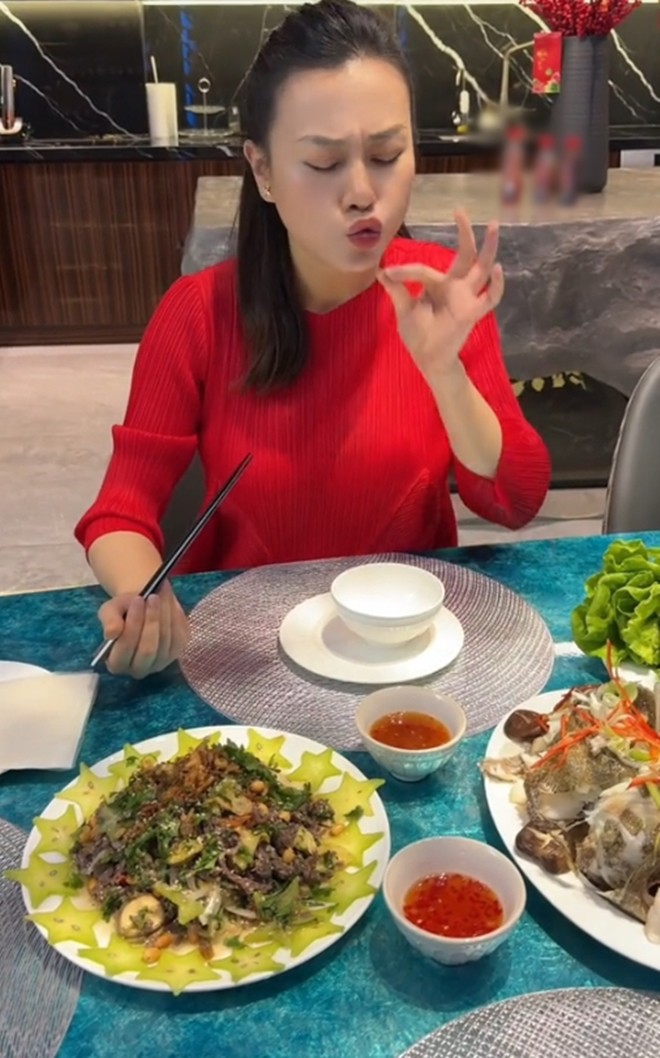 Bà bầu Phương Oanh khoe toàn món ngày Tết sang chảnh, Shark Bình lại thích cơm rau dưa đơn giản thế này - 2