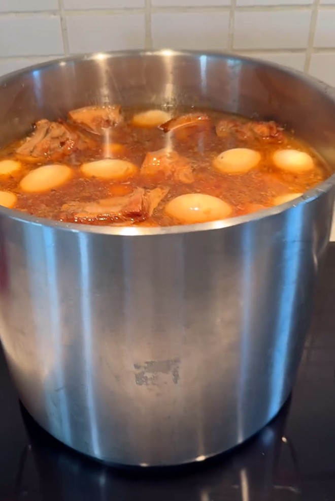 Tăng Thanh Hà khoe cơm Tất niên ngập tràn món nhà mẹ ruột, "nàng dâu tỷ phú" tự kho nồi thịt ú ụ ăn Tết - 3