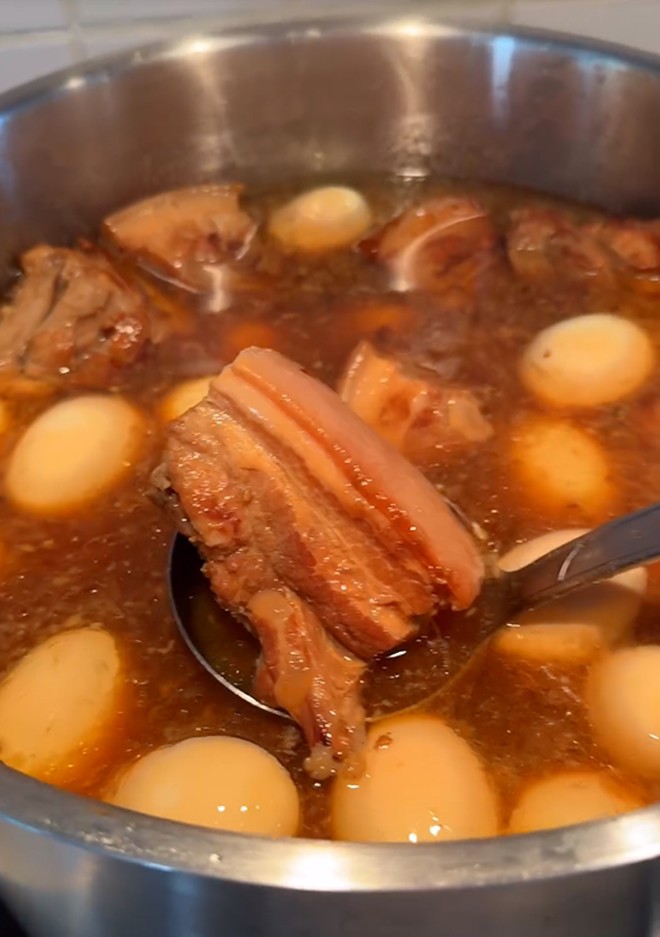 Tăng Thanh Hà khoe cơm Tất niên ngập tràn món nhà mẹ ruột, "nàng dâu tỷ phú" tự kho nồi thịt ú ụ ăn Tết - 4