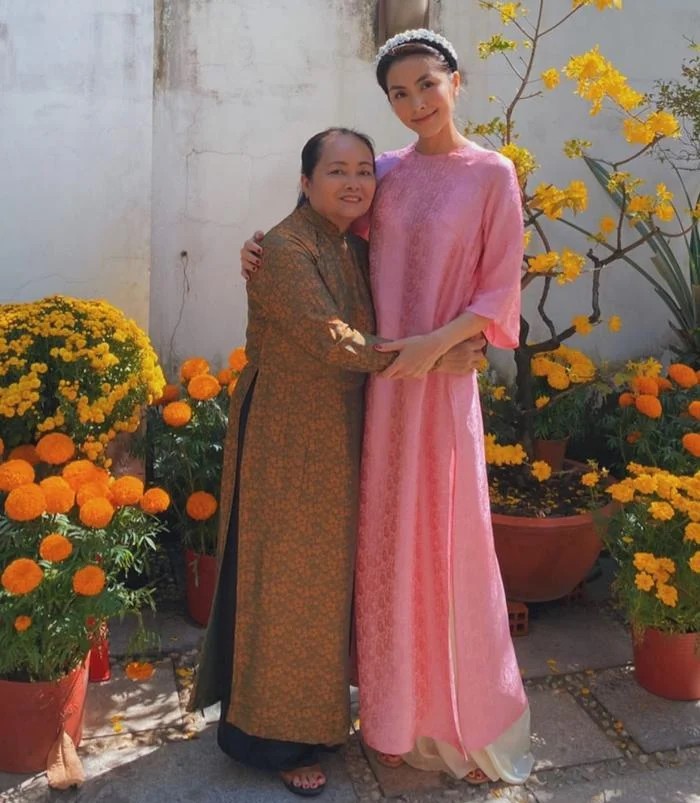 Tăng Thanh Hà khoe cơm Tất niên ngập tràn món nhà mẹ ruột, "nàng dâu tỷ phú" tự kho nồi thịt ú ụ ăn Tết - 2