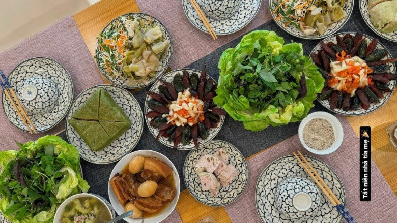 Tăng Thanh Hà khoe cơm Tất niên ngập tràn món nhà mẹ ruột, "nàng dâu tỷ phú" tự kho nồi thịt ú ụ ăn Tết - 1