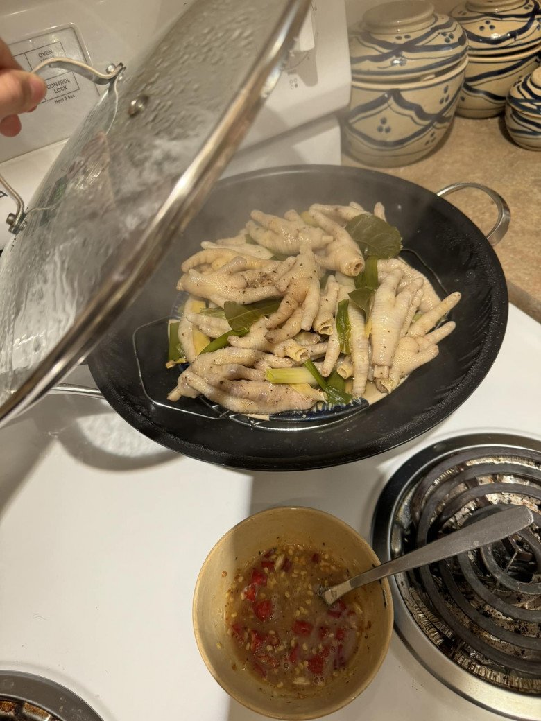 Chồng thứ 3 cưng chiều nấu ăn cho Diễm Hương, nàng hậu vừa vào bếp liền xảy ra sự cố khói bốc nghi ngút - 17