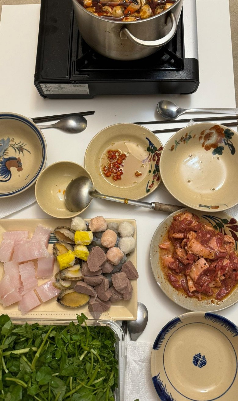 Chồng thứ 3 cưng chiều nấu ăn cho Diễm Hương, nàng hậu vừa vào bếp liền xảy ra sự cố khói bốc nghi ngút - 6