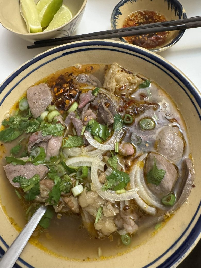 Chồng thứ 3 cưng chiều nấu ăn cho Diễm Hương, nàng hậu vừa vào bếp liền xảy ra sự cố khói bốc nghi ngút - 10
