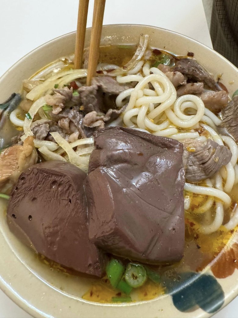 Chồng thứ 3 cưng chiều nấu ăn cho Diễm Hương, nàng hậu vừa vào bếp liền xảy ra sự cố khói bốc nghi ngút - 12