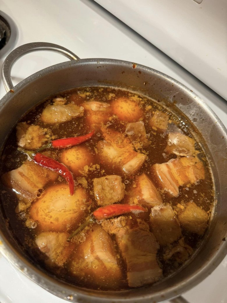 Chồng thứ 3 cưng chiều nấu ăn cho Diễm Hương, nàng hậu vừa vào bếp liền xảy ra sự cố khói bốc nghi ngút - 13