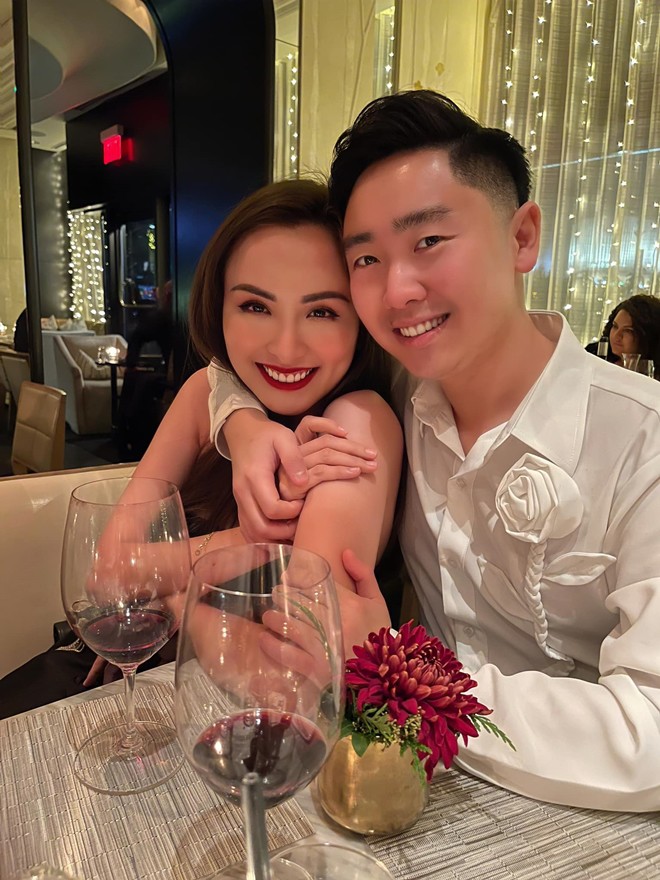Chồng thứ 3 cưng chiều nấu ăn cho Diễm Hương, nàng hậu vừa vào bếp liền xảy ra sự cố khói bốc nghi ngút - 3
