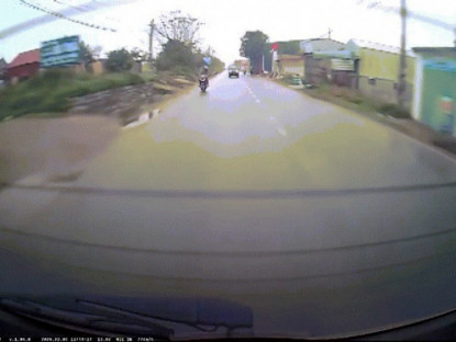 Clip: Kinh hoàng xe máy mất lái đâm trực diện ô tô với tốc độ cao