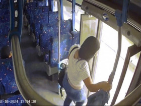 Clip: Bước xuống xe buýt, cô gái bị xe máy đâm văng ngược lại