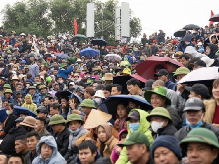 Hàng ngàn người đội mưa xem màn thi đấu nảy lửa của ông Cầu tại lễ hội hơn 2.000 năm tuổi