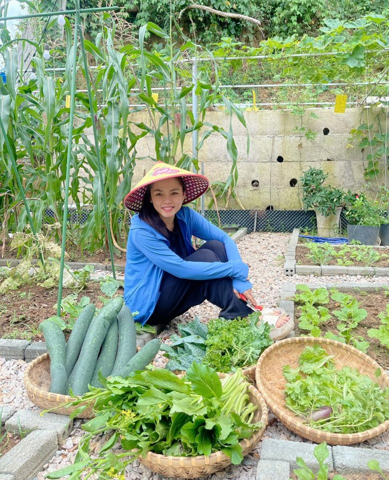 Mẹ xinh làm vườn từ mục đích cho con ăn dặm, suốt mùa mưa dài ở Quảng Nam cả nhà vẫn có rau xanh ăn - 1