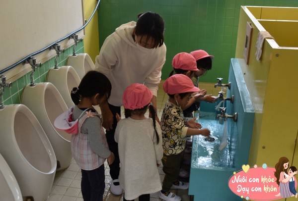 Nhà vệ sinh trường học sạch bong nhưng trẻ vẫn không muốn đi đại tiện, giáo viên sẽ không nói nhưng phụ huynh cần biết lý do - 2
