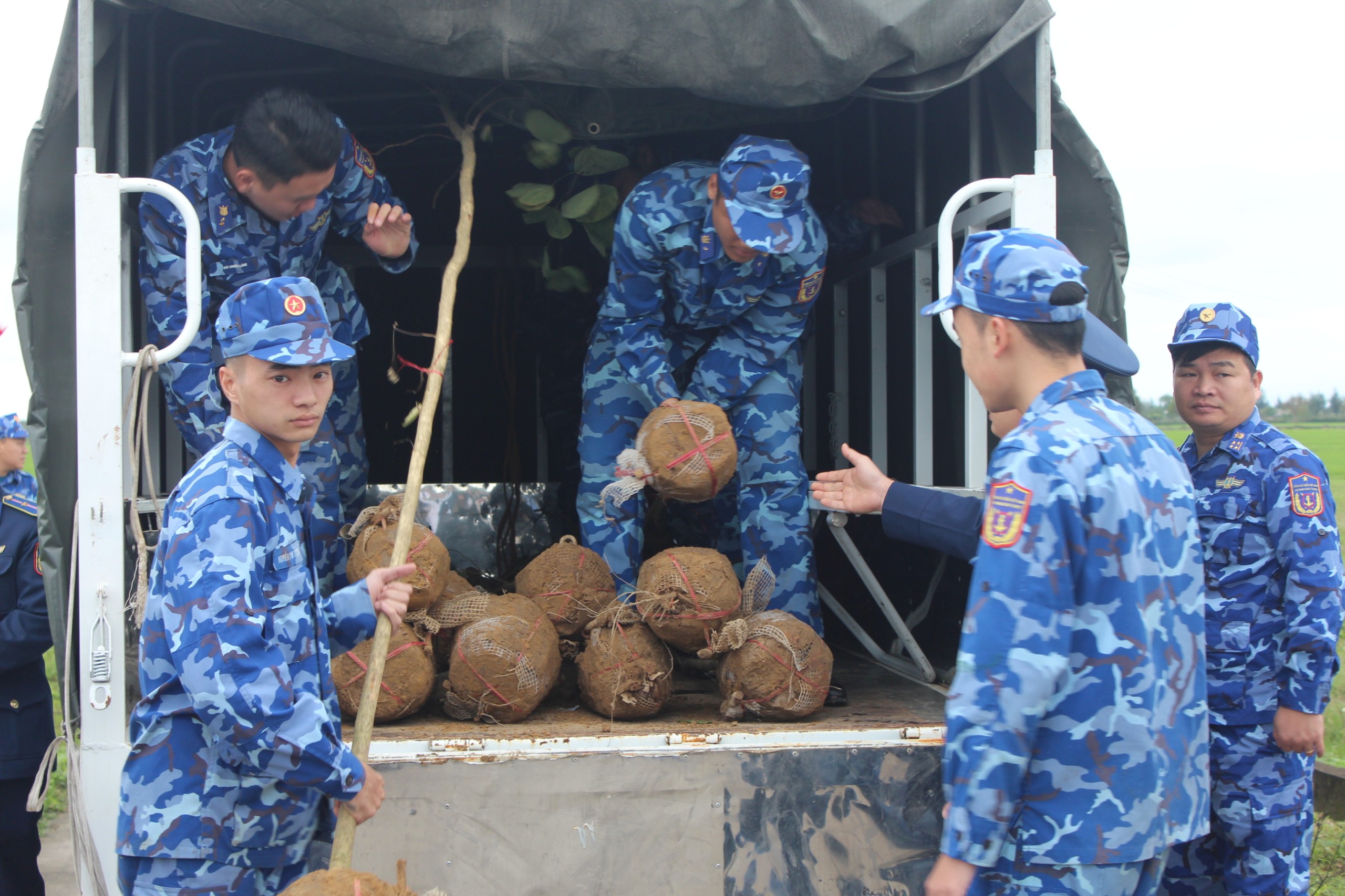 Hải đội 102, Bộ Tư lệnh Vùng Cảnh sát biển 1 tặng “Đường cây đoàn kết quân dân” cho người dân - 2