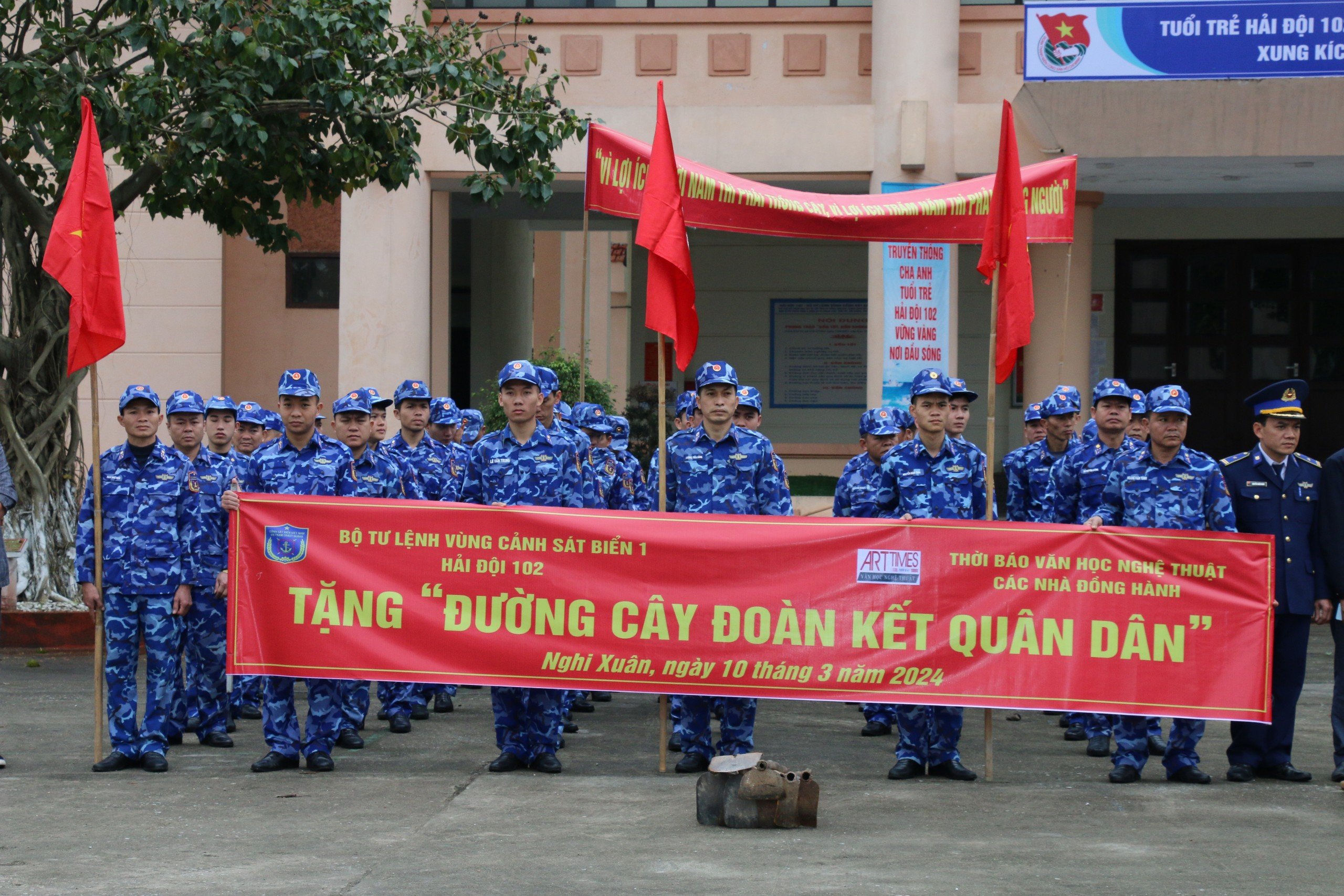 Hải đội 102, Bộ Tư lệnh Vùng Cảnh sát biển 1 tặng “Đường cây đoàn kết quân dân” cho người dân - 1