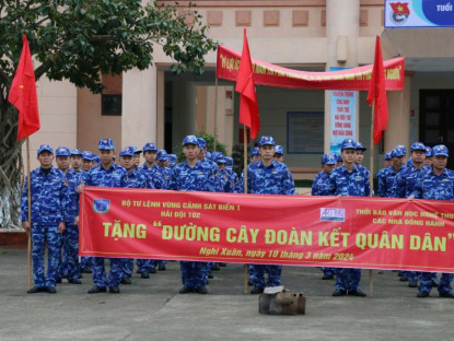Hải đội 102, Bộ Tư lệnh Vùng Cảnh sát biển 1 tặng “Đường cây đoàn kết quân dân” cho người dân