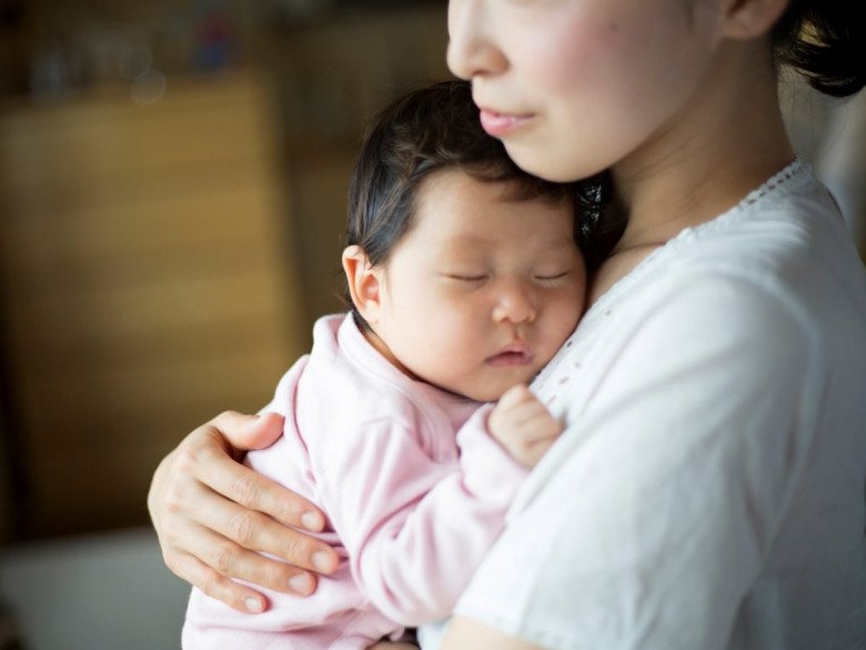 Trẻ &#34;bám mẹ&#34; và trẻ được ông bà, người giúp việc chăm, ai lớn lên tốt hơn? Chuyên gia có câu trả lời không tưởng - 1