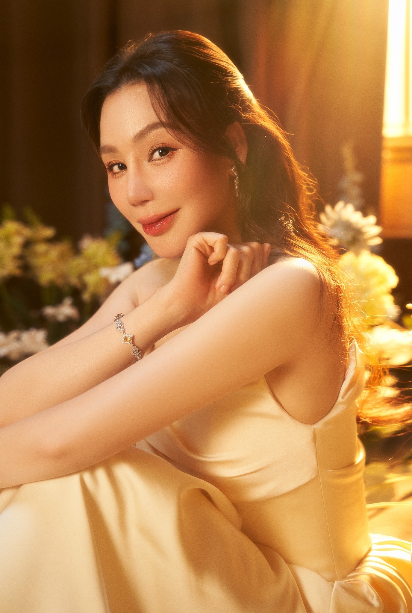 Hồ Quỳnh Hương gây tò mò với hình ảnh trở lại: tựa đầu vào H'Hen Niê - 2