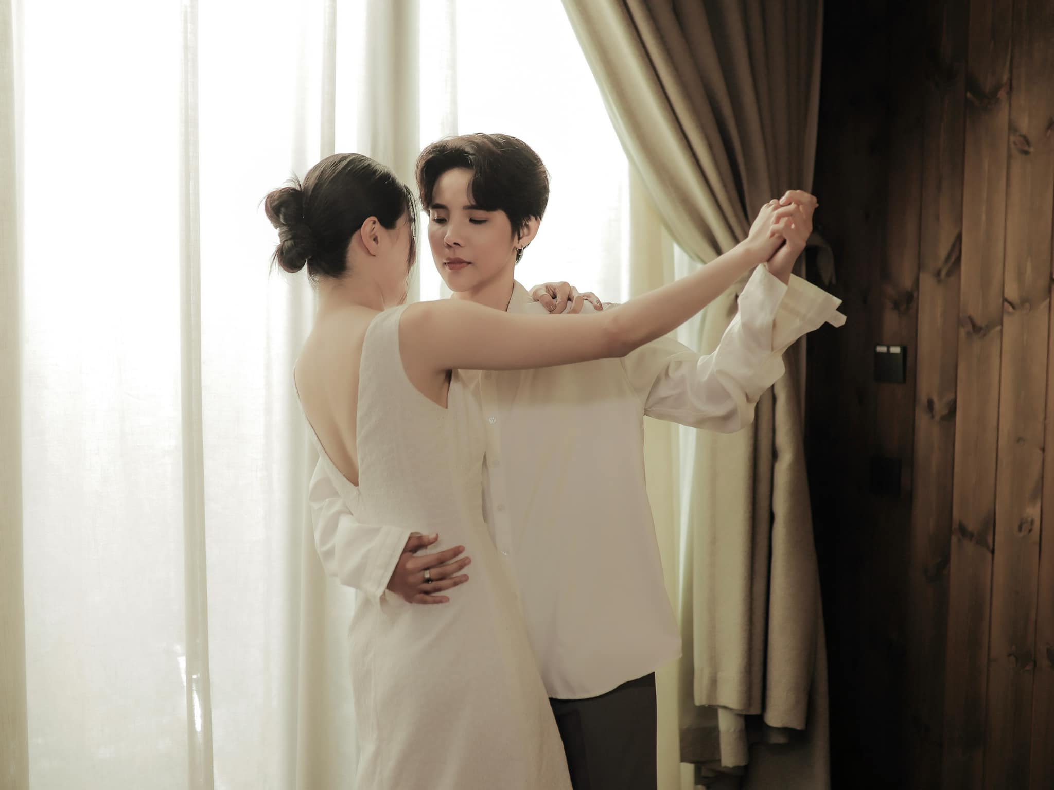 Hồ Quỳnh Hương gây tò mò với hình ảnh trở lại: tựa đầu vào H'Hen Niê - 3