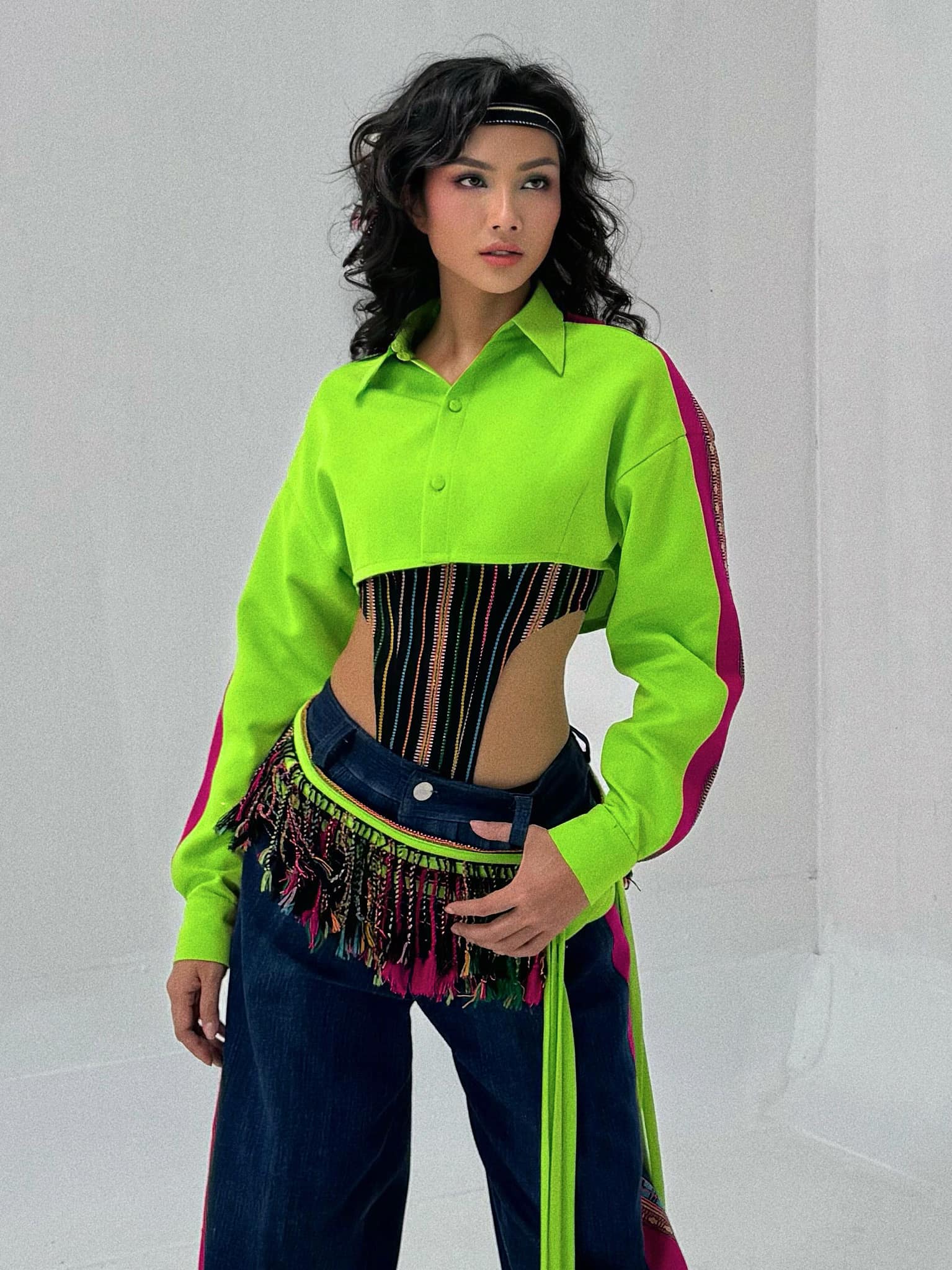 Hồ Quỳnh Hương gây tò mò với hình ảnh trở lại: tựa đầu vào H'Hen Niê - 4