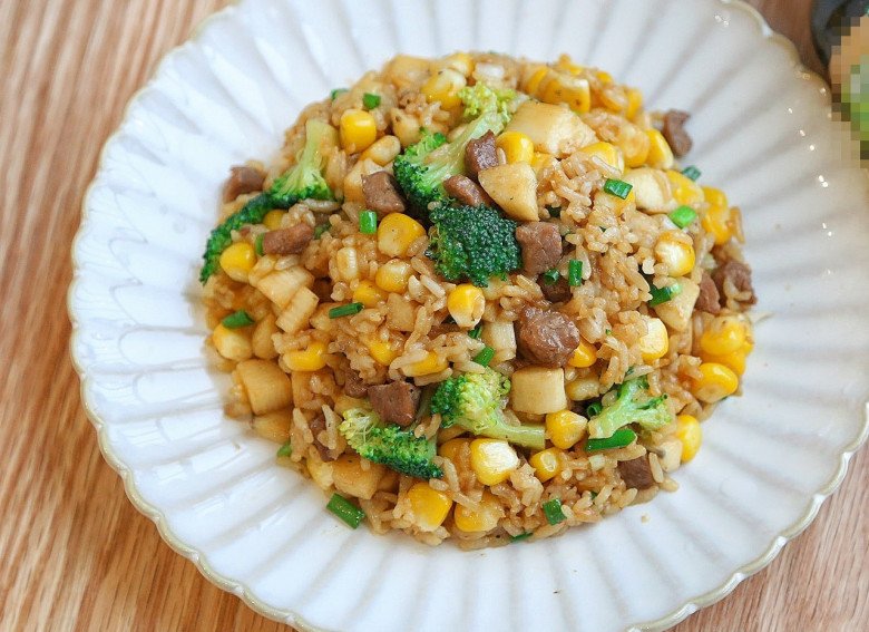 Cuối tuần làm món cơm rang này chị em đỡ phải bày vẽ nhiều thứ mà cả nhà vẫn no căng - 10