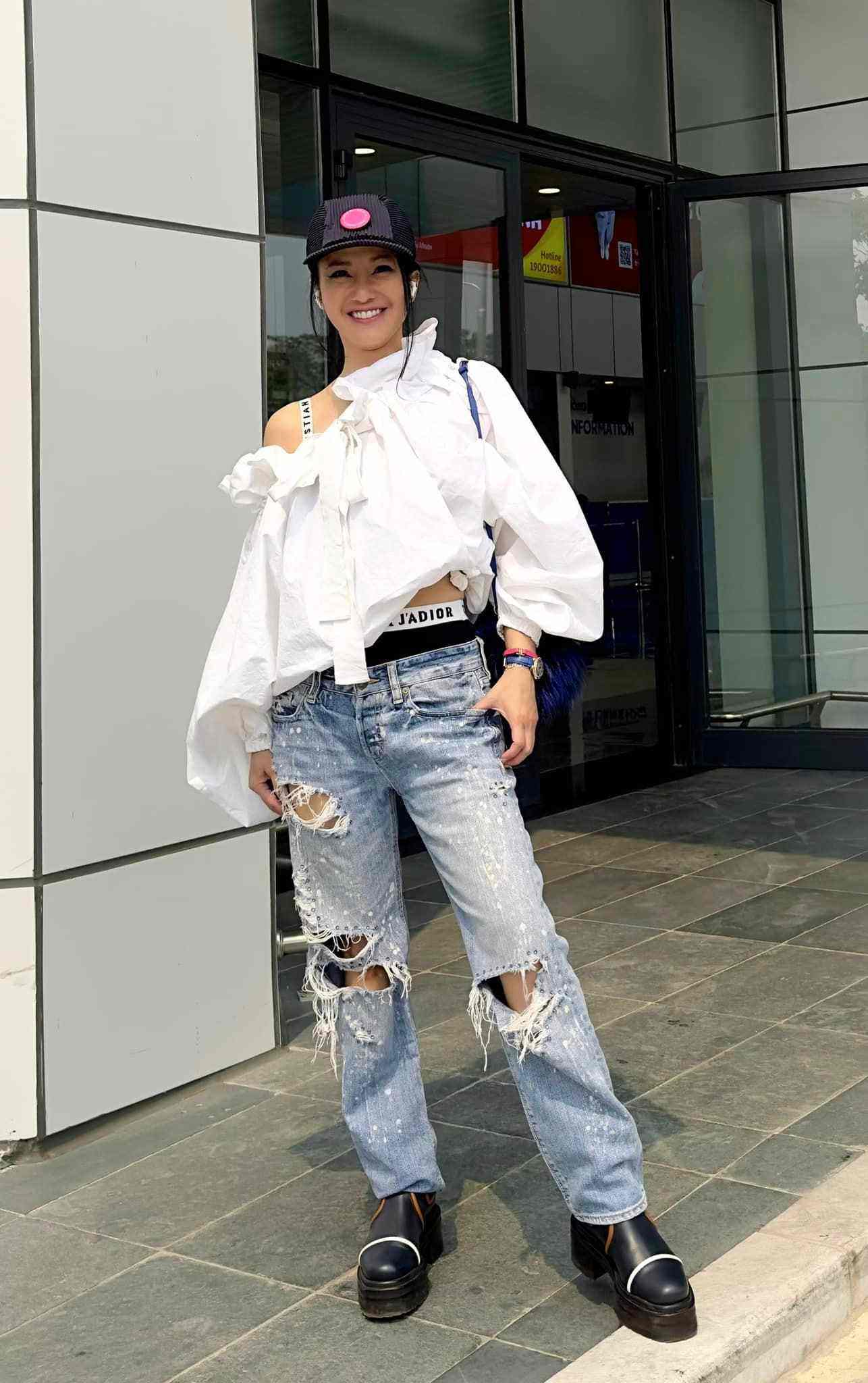 Hồng Nhung gây chú ý khi khoe cạp nội y xuống phố, U60 thích trang phục độc, dị - 1