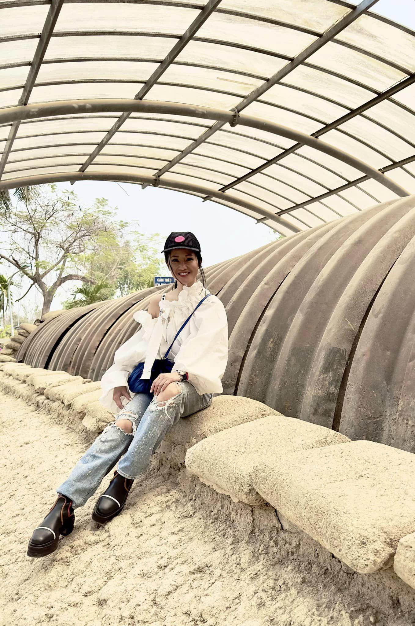 Hồng Nhung gây chú ý khi khoe cạp nội y xuống phố, U60 thích trang phục độc, dị - 2