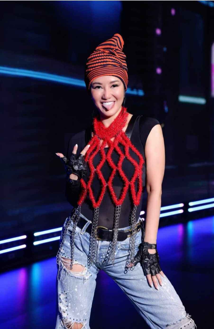 Hồng Nhung gây chú ý khi khoe cạp nội y xuống phố, U60 thích trang phục độc, dị - 7