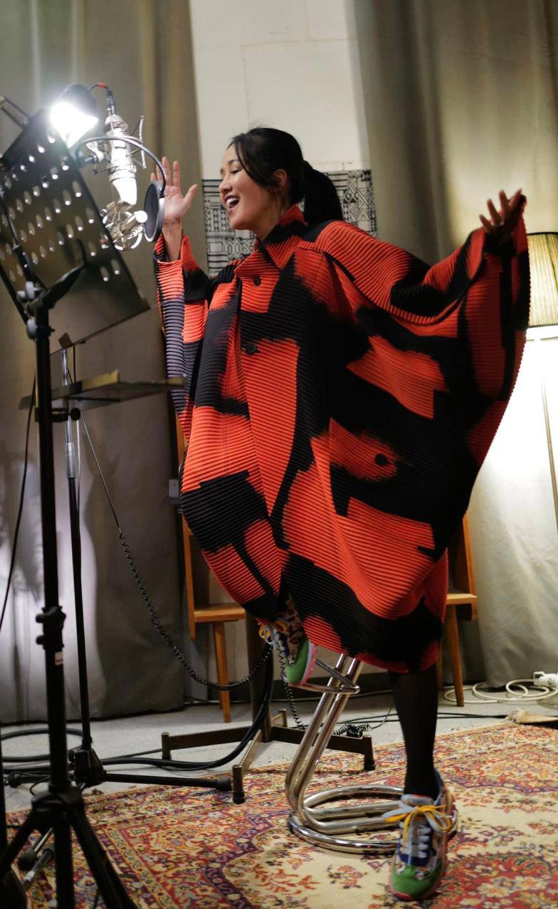 Hồng Nhung gây chú ý khi khoe cạp nội y xuống phố, U60 thích trang phục độc, dị - 9