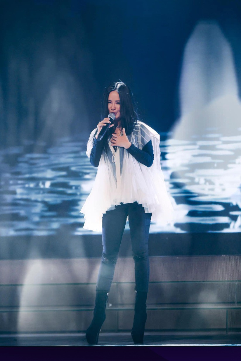 Hồng Nhung gây chú ý khi khoe cạp nội y xuống phố, U60 thích trang phục độc, dị - 10