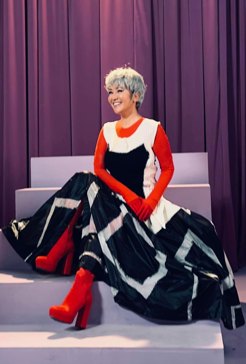 Hồng Nhung gây chú ý khi khoe cạp nội y xuống phố, U60 thích trang phục độc, dị - 6