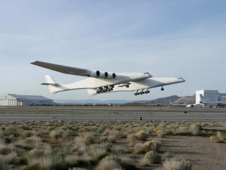 Máy bay lớn nhất thế giới có sải cánh hơn 100 mét có gì đặc biệt?