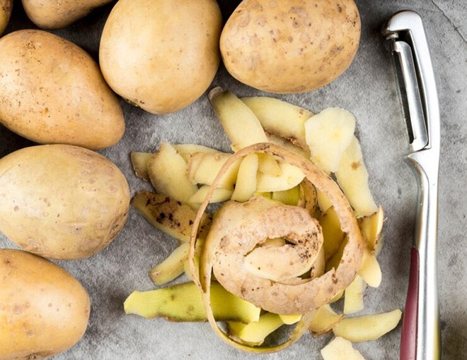 Vỏ khoai tây đừng vứt đi mà hãy luộc nó lên, tưởng rỗi hơi nhưng mang lợi ích không ngờ - 1