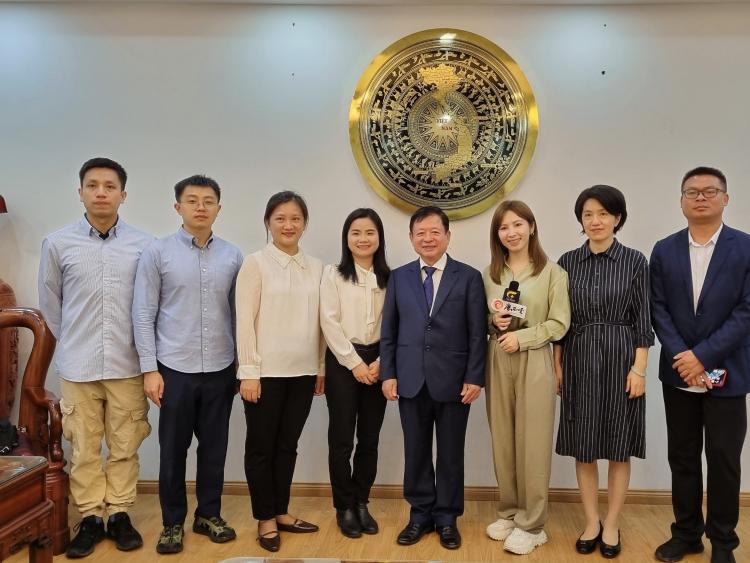 Chủ tịch Liên hiệp các Hội Văn học nghệ thuật Việt Nam gặp gỡ đoàn phóng viên tờ Nhật Báo Quảng Tây (Trung Quốc)