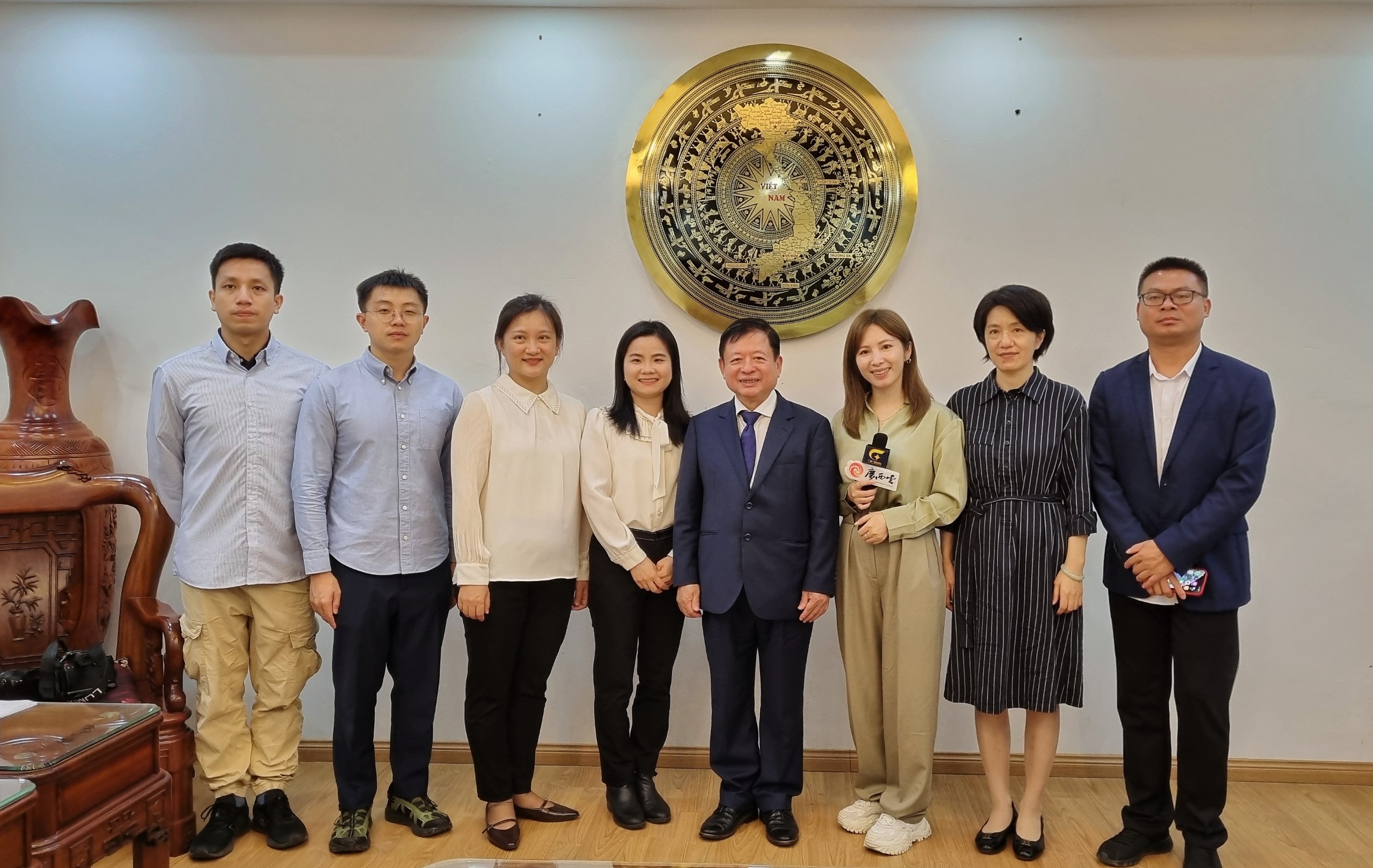 Chủ tịch Liên hiệp các Hội Văn học nghệ thuật Việt Nam gặp gỡ đoàn phóng viên tờ Nhật Báo Quảng Tây (Trung Quốc) - 3