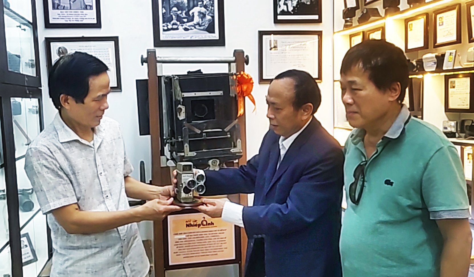 Chuyện làng văn nghệ: Máy quay phim Bác Hồ trong Chiến dịch Biên giới - 2