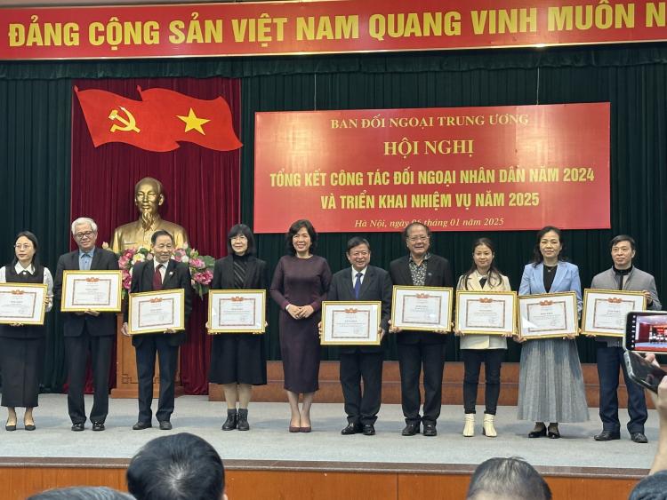 Liên hiệp các Hội Văn học nghệ thuật Việt Nam nhận bằng khen tập thể có thành tích xuất sắc trong công tác đối ngoại nhân dân năm 2024