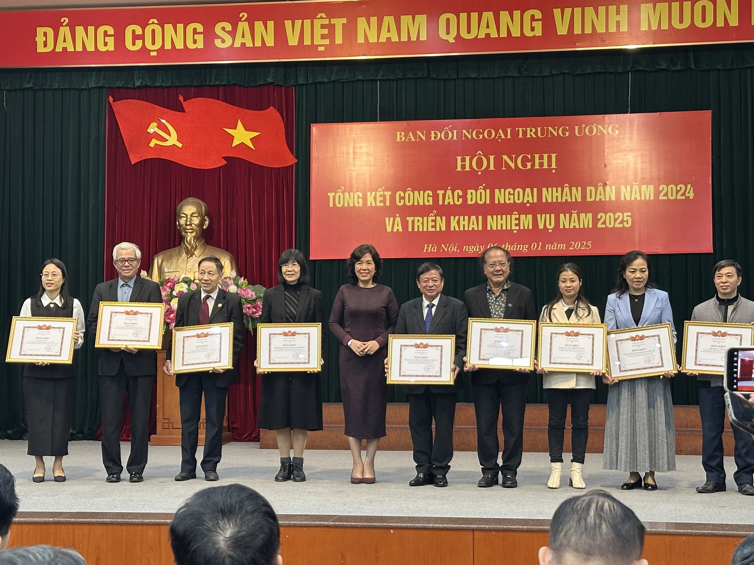 Liên hiệp các Hội Văn học nghệ thuật Việt Nam nhận bằng khen tập thể có thành tích xuất sắc trong công tác đối ngoại nhân dân năm 2024 - 3