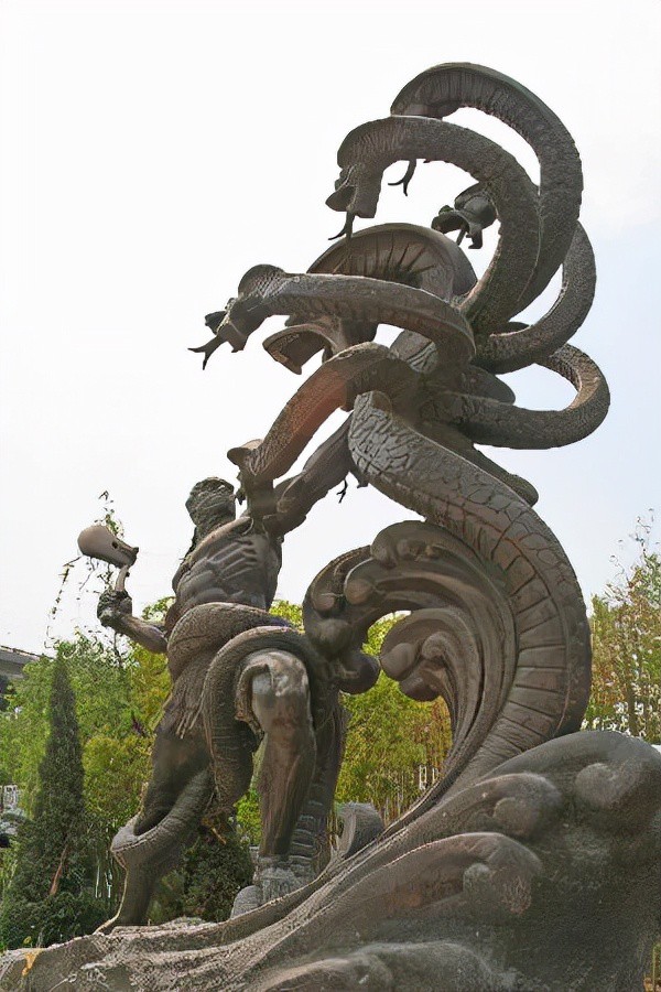 Hung thần chín đầu người mọc trên mình rắn có sức mạnh kinh hoàng trong thần thoại Trung Hoa - 2