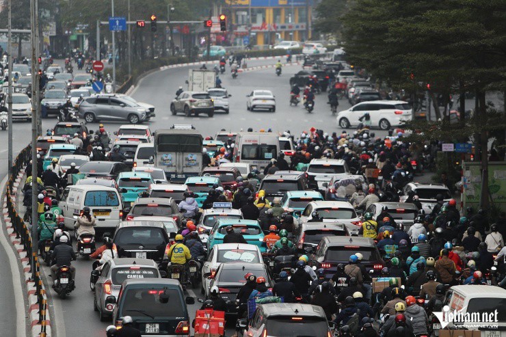 Cận Tết Nguyên đán, dòng ô tô &#39;bao vây&#39; xe máy trên đường phố Hà Nội - 2