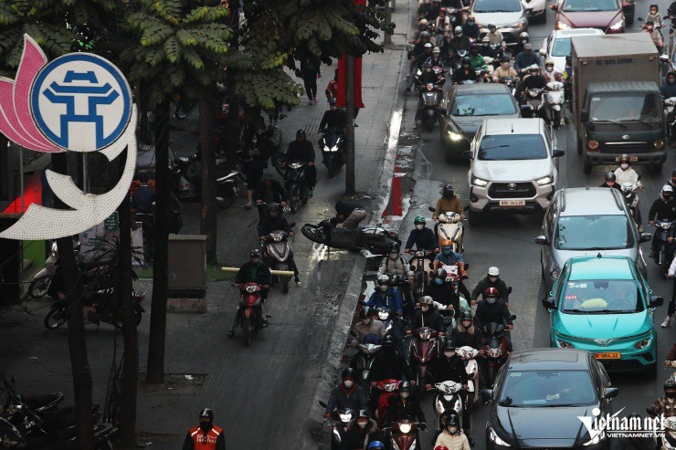 Cận Tết Nguyên đán, dòng ô tô &#39;bao vây&#39; xe máy trên đường phố Hà Nội - 8