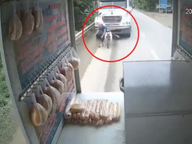 Clip: Xe máy bị container húc văng cả chục mét, suýt chui gầm trong gang tấc