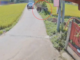 Clip: Tránh ô tô trước mặt, tài xế công nông 