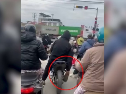 Giao thông - Clip: Thanh niên độ pô xe máy và hành động &quot;dở khóc dở cười&quot; khi dừng đèn đỏ