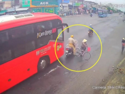 Giao thông - Clip: Xe đạp dừng đột ngột khiến xe máy suýt chui gầm ô tô