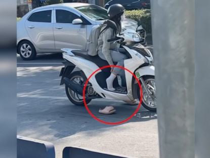 Giao thông - Clip: Cô gái mải gãi chân, vô tư bỏ quên chiếc dép khiến dân mạng cười ngất